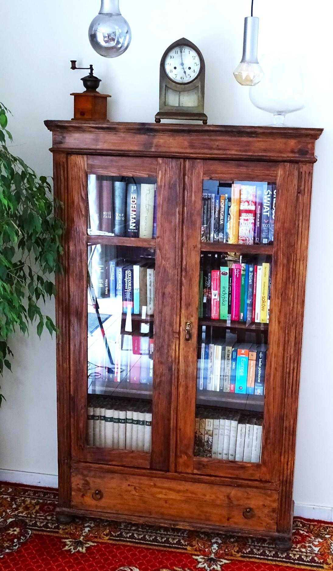 Biblioteka /witryna w stylu kolonialnym lub rustykalnym -cała z drewna
