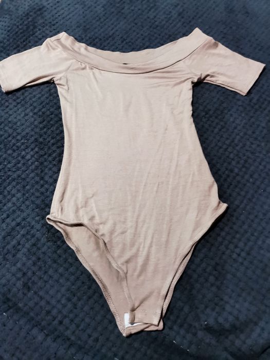 Beżowe gładkie body top 34