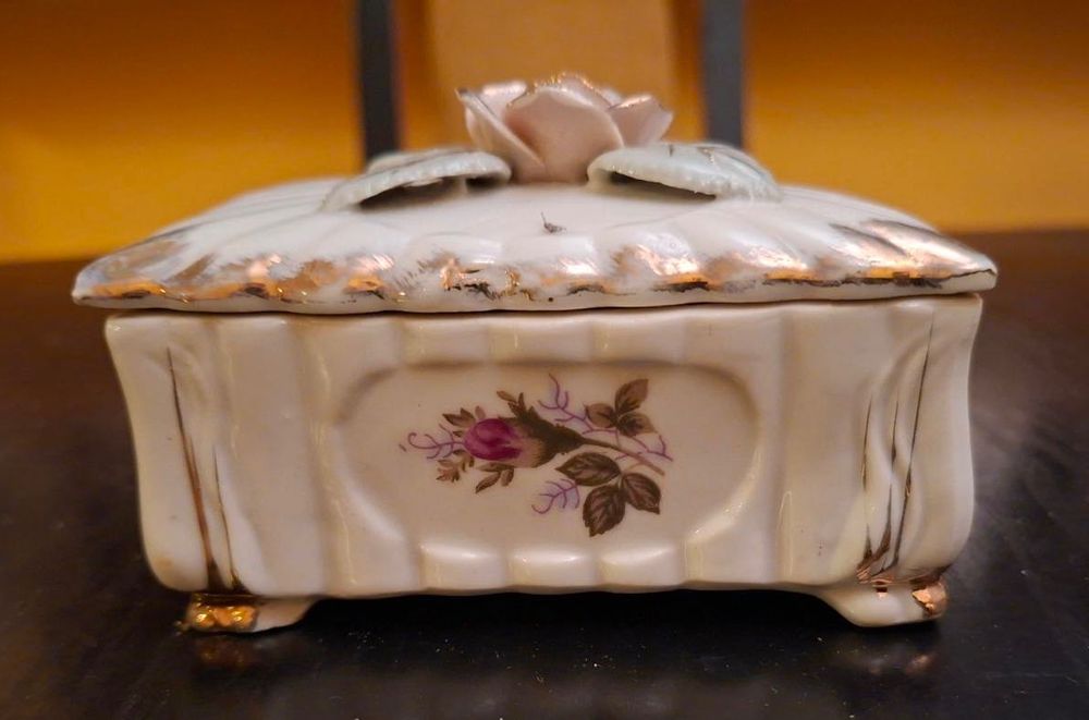 Porcelanowa szkatułka