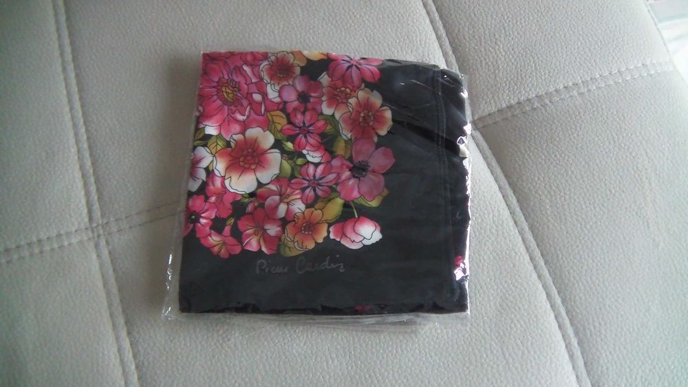 Pierre Cardin  Lenço de Seda NOVO