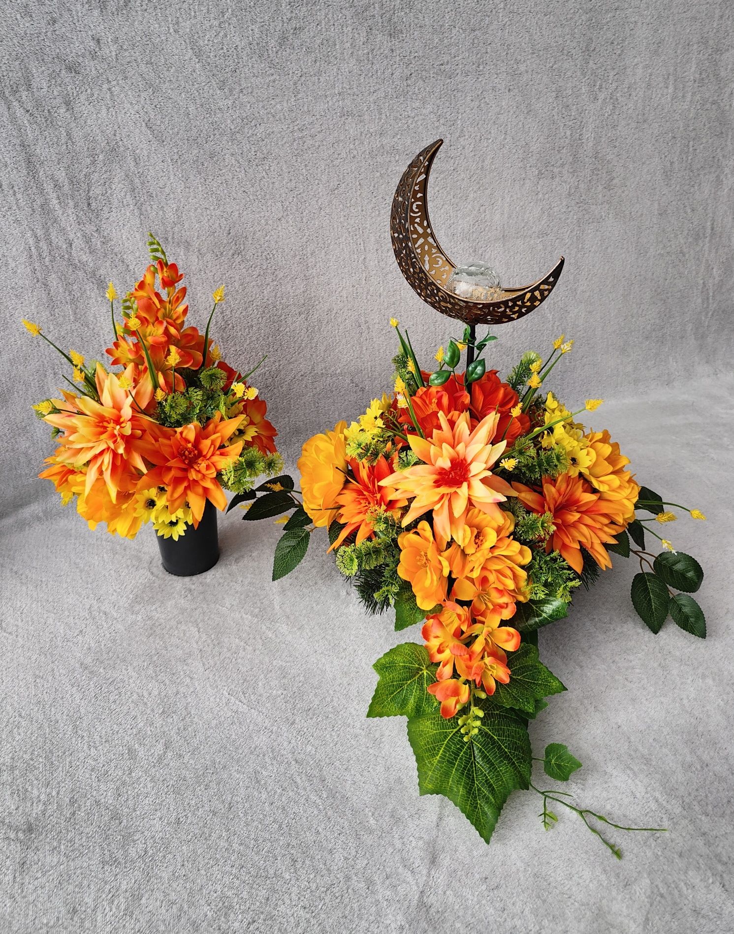 Kompozycja kwiatowa stroik kwiaty sztuczne lampa solarna pomnik grób