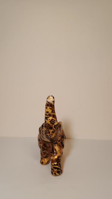 Ceramiczny słoń z podniesioną trąbą, afrykański design