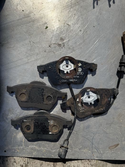 Продам суппорта передние колодки Ауди А4 Б6 Б7