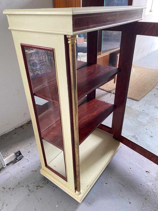 Movel vitrine com pintura em tons de casca