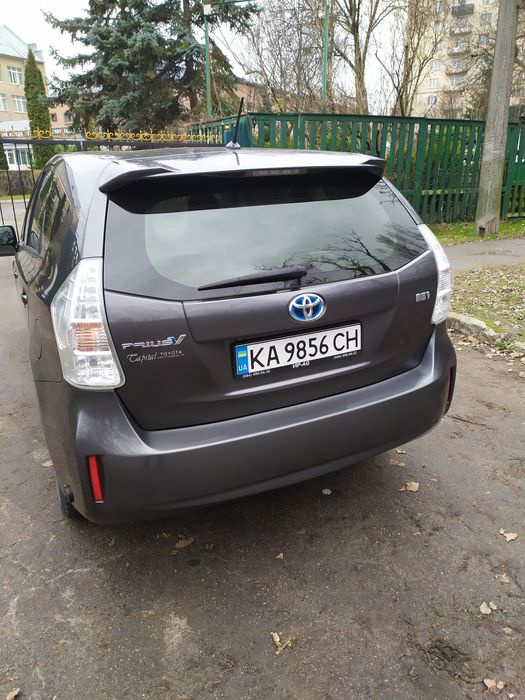 Toyota Prius V  Тойота Пріус