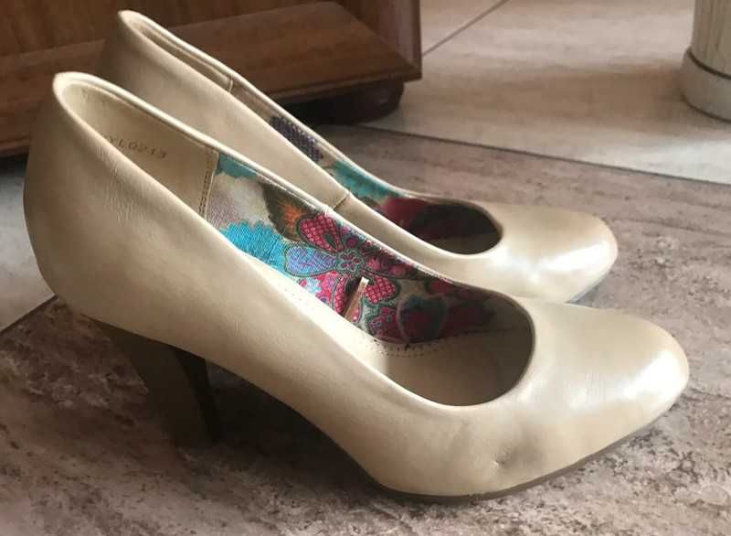 Beżowe buty na obcasie Jenny Fairy