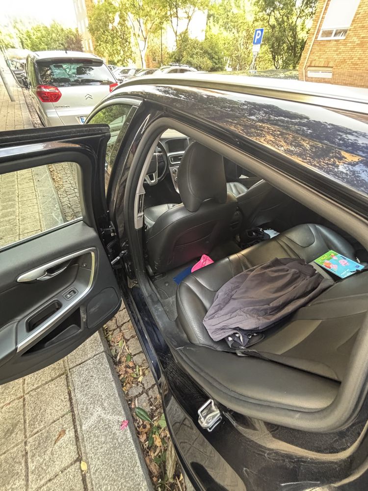 Vendo Volvo V60 bem estimado