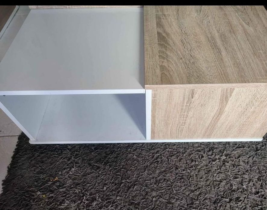 Mesa de sala branca e bege