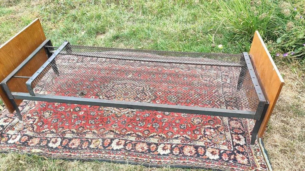 Вживане ліжко з металевою рамою.