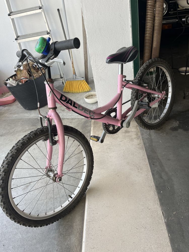 Vendo Bicicleta Rosa de criança para desocupar, com algu m uso