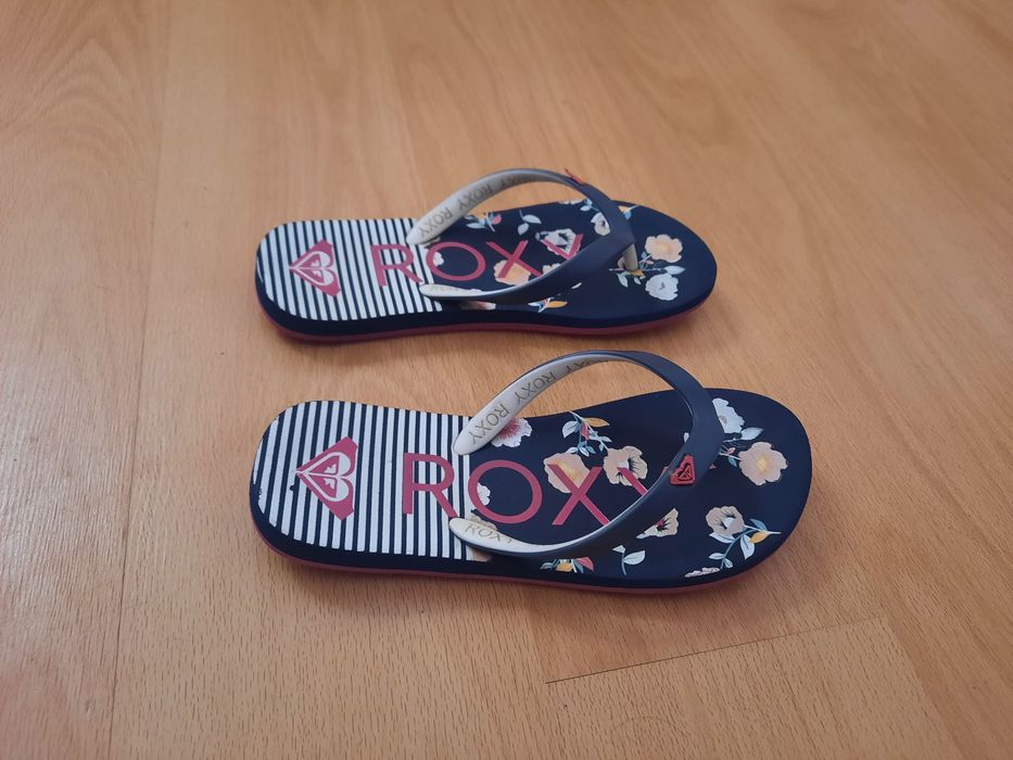 Chinelos da marca Roxo