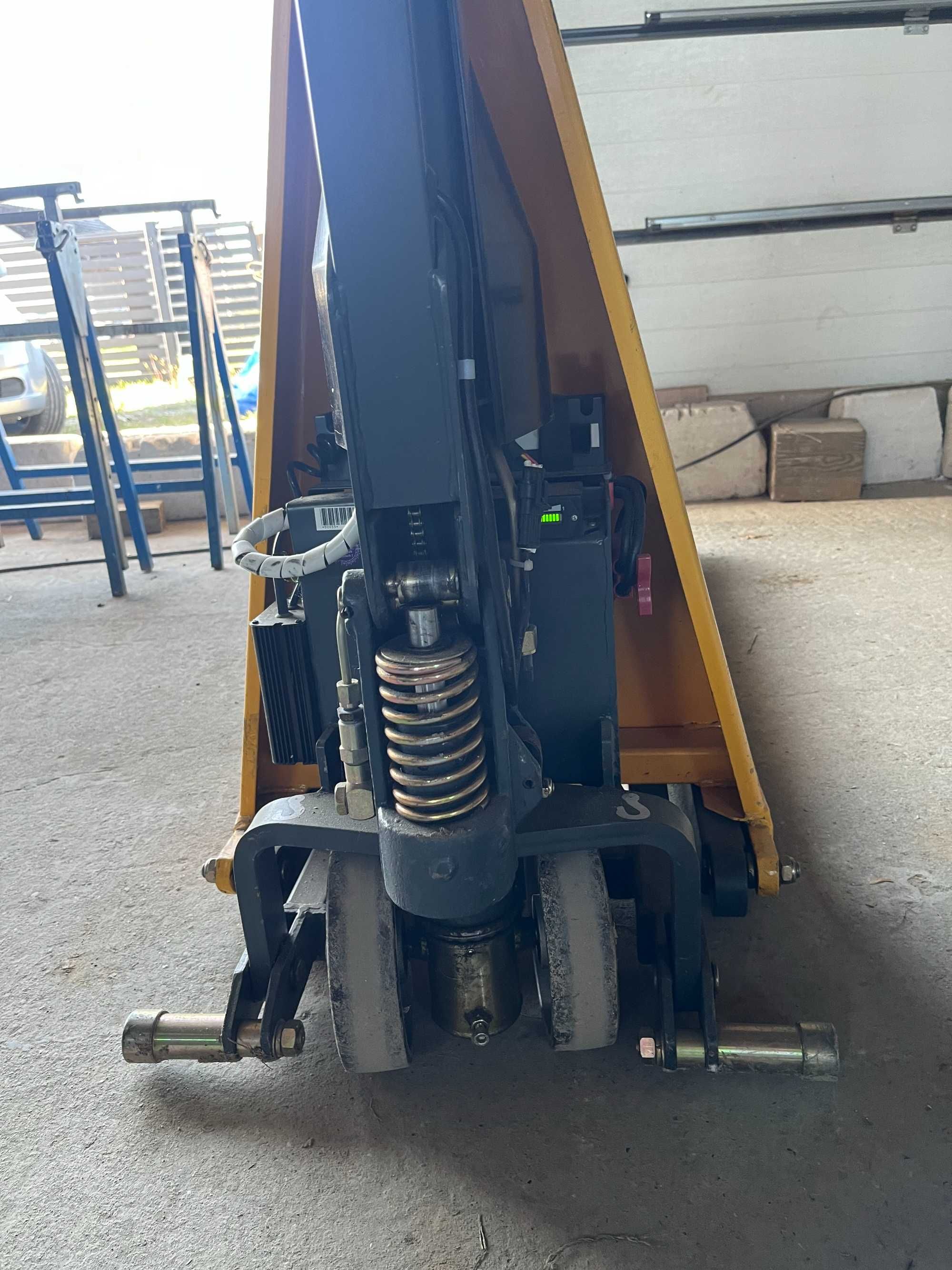 Wózek paletowy nożycowy elektryczny