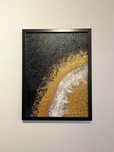 Pintura abstrata em acrílico em tons de preto, dourado e branco