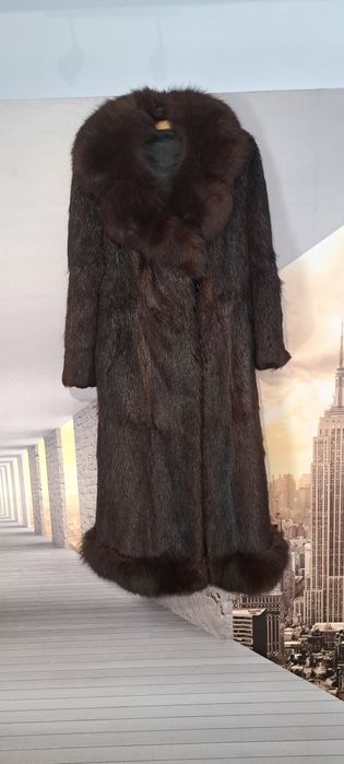 Futro z nutrii z kołnierzem z lisa