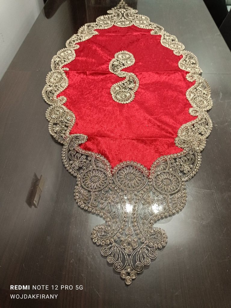 Bieżnik czerwony  welur z koronką 120x55cm