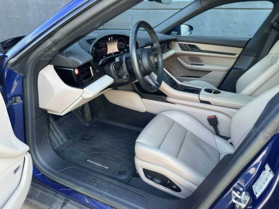 Porsche Taycan      2022