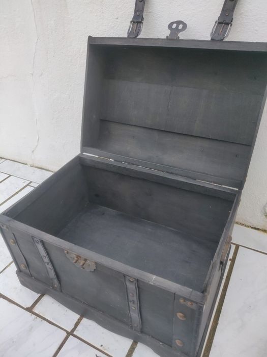 Baú cinza escuro vintage