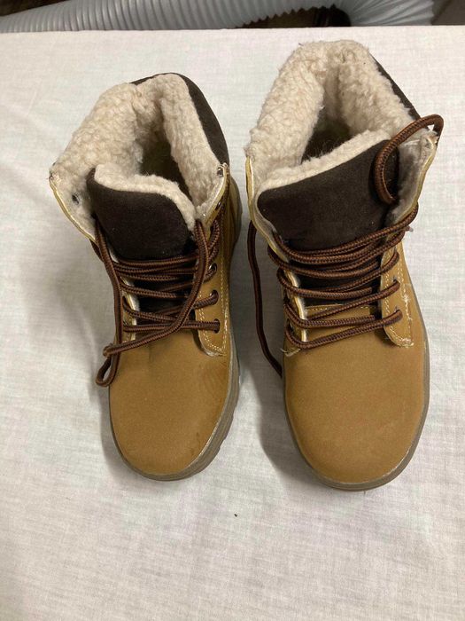 buty dziecięce ocieplane z kożuszkiem miodowe rozm. 32