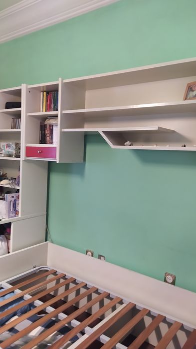 Cama de 90cmx198cm com dois gavetões.