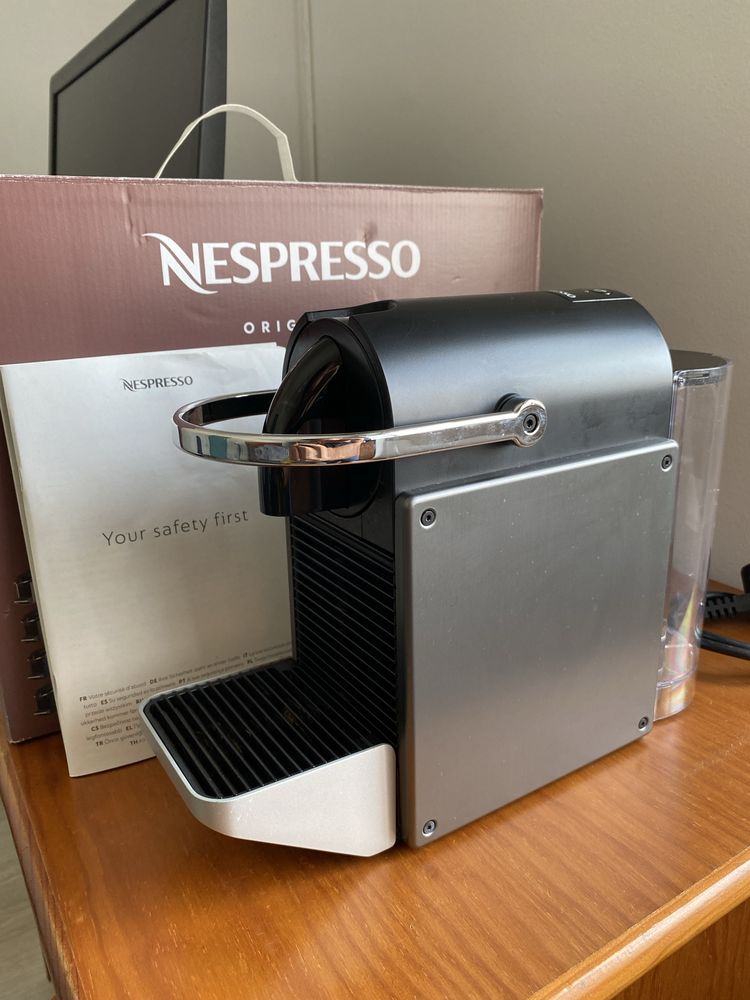 Máquina de Café Nespresso Pixie Titan C62