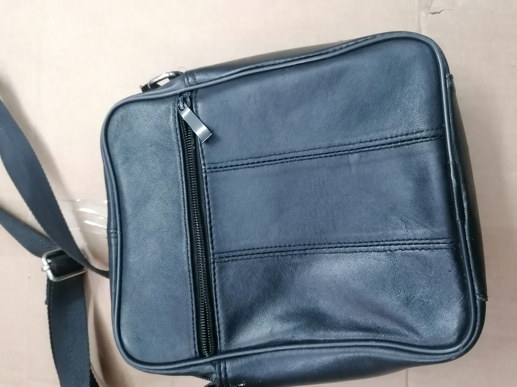 Bolsa tiracolo em pele para desocupar impecável