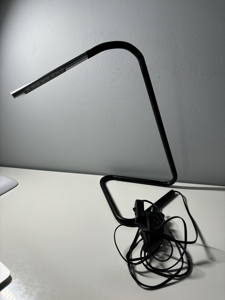 lampka na biurko w idealnym stanie