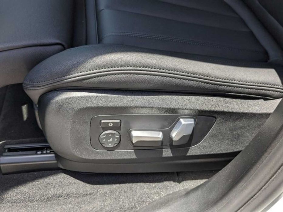 Розкішна BMW X5 2022