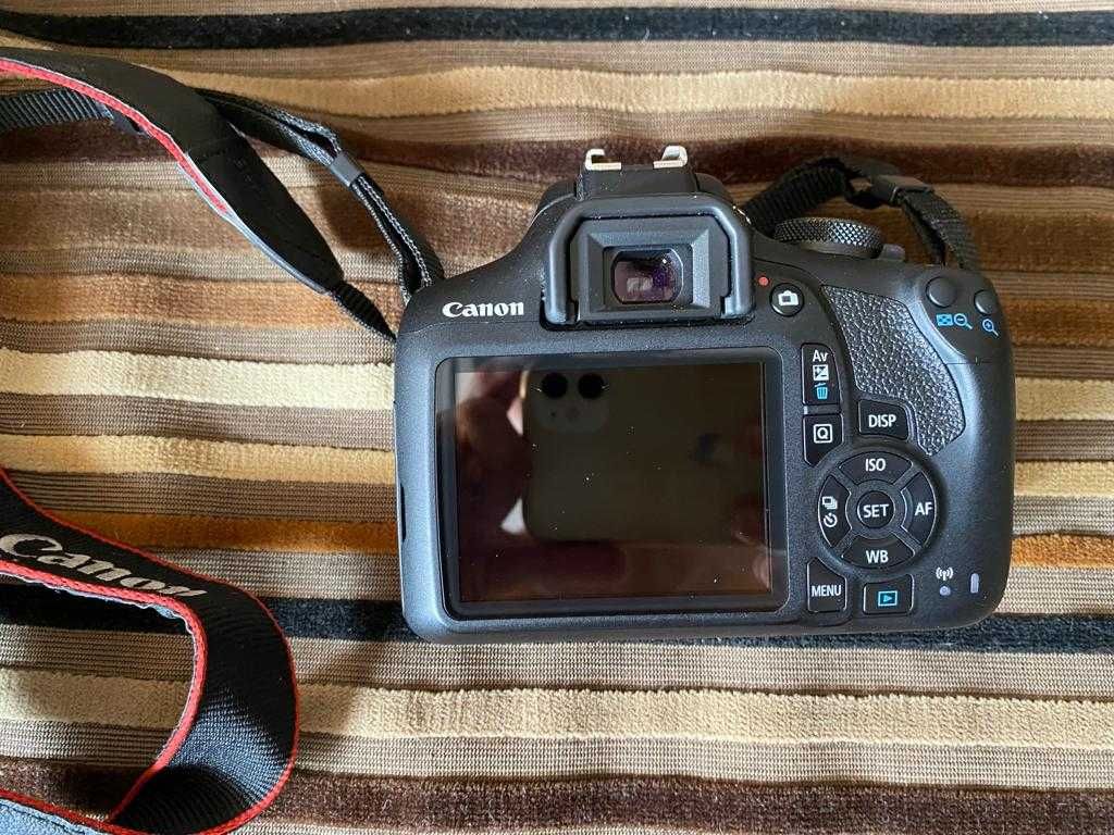 Câmara Canon EOS 2000D + Lentes 18-55mm e 50mm + Mala + Cartão 16GB