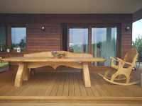 Zestaw drewnianych mebli ogrodowych. Stół oraz dwie ławki