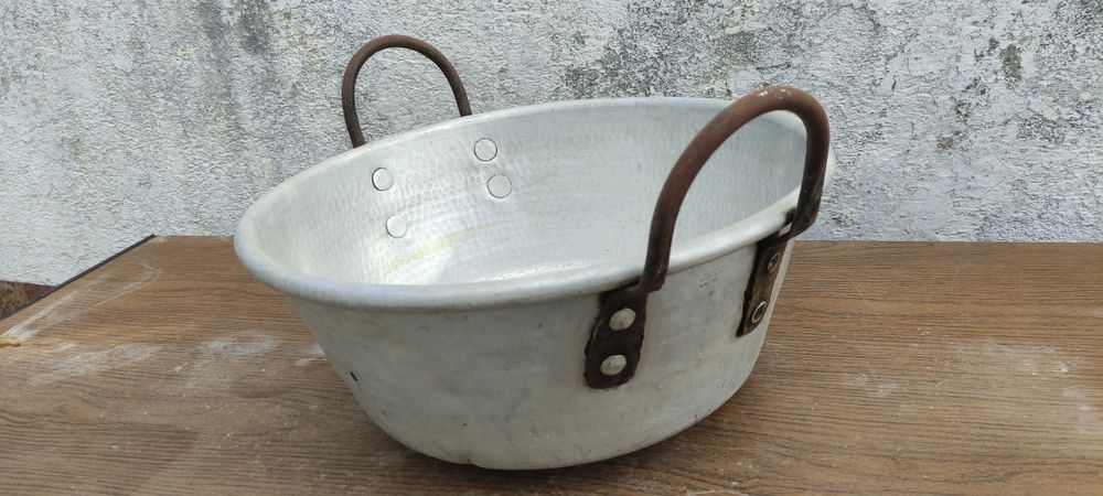 Caldeiro de alumínio antigo