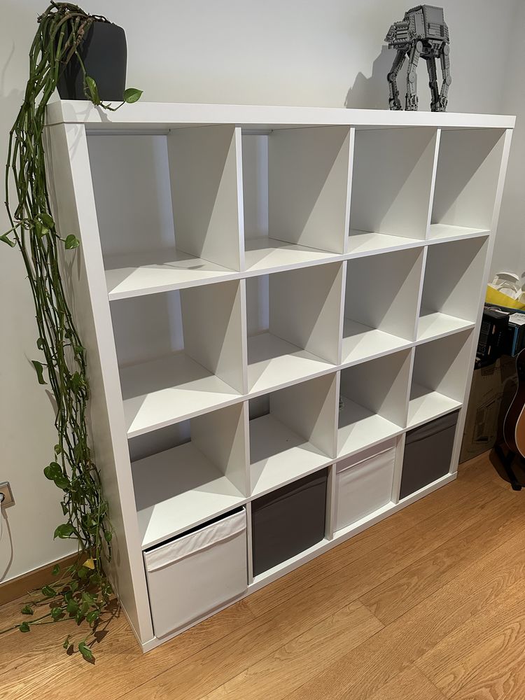 Estante Ikea Kallax 4x4 com leds