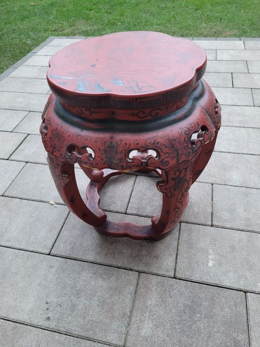 Stolik z laki chińskiej