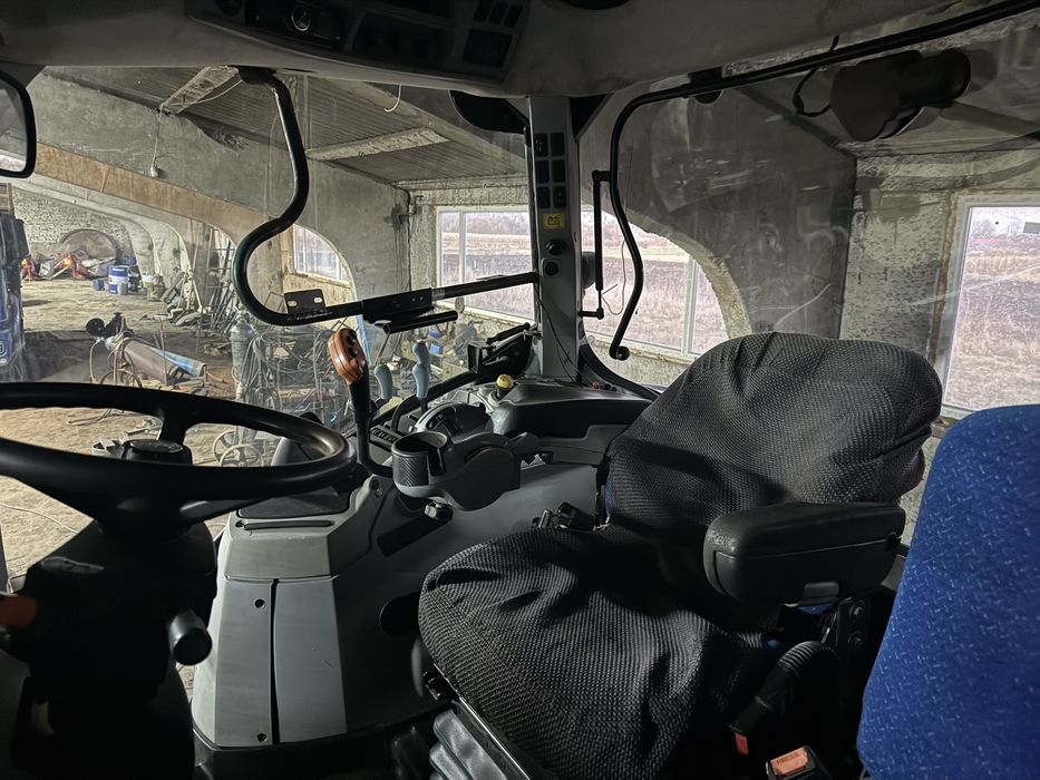 Пррдається трактор New Holland T7060