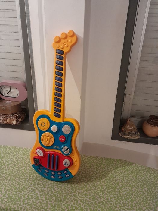 Vendo Guitarra RIK&ROK para Criança a pilhas muito bonita como nova