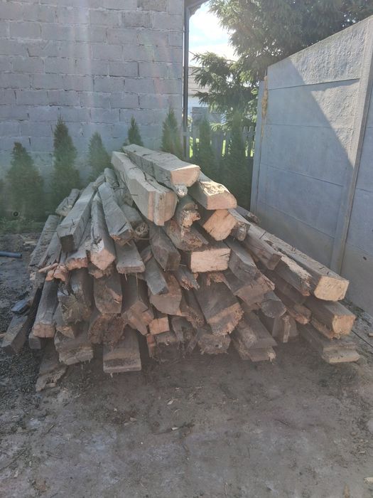 Grube drewno z konstrukcji stodoły suche.