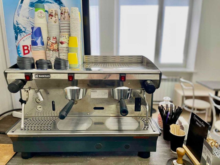 Продаж меблів та обладнання б/у для кав'ярні.