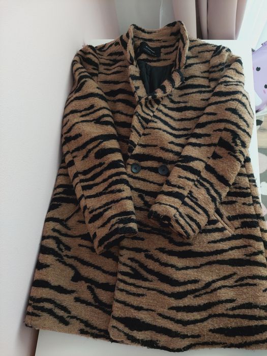 Płaszczyk alpaka we wzory zwierzęce Stradivarius S