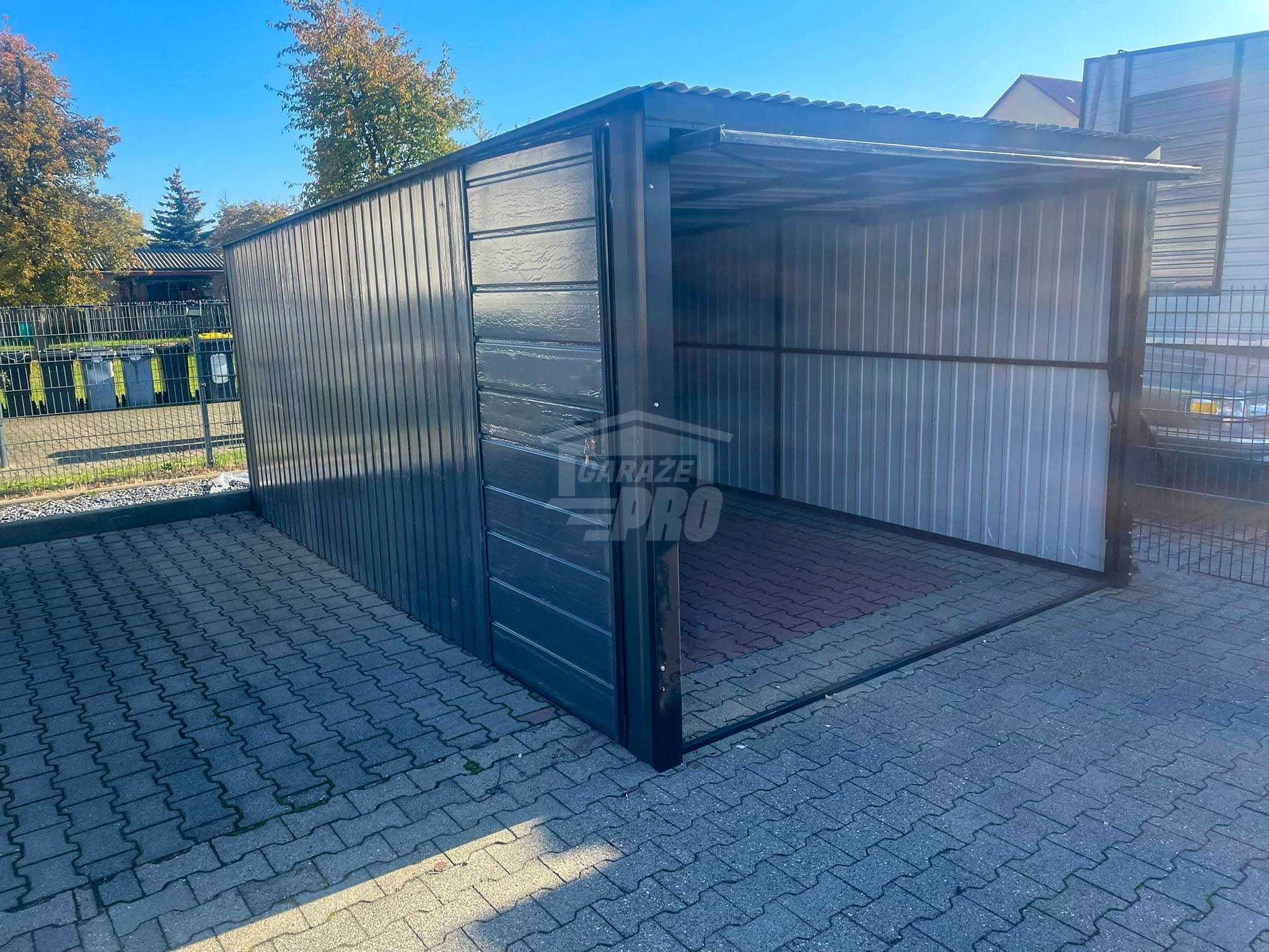 Garaż blaszany 3x5m Brama uchylna drzwi antracyt dach spad w tył GP479