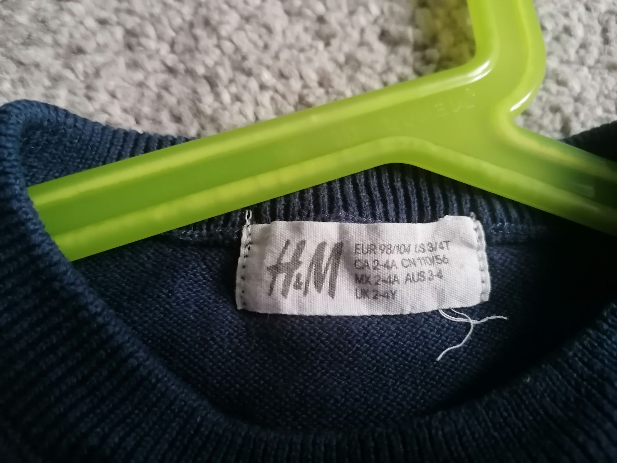 Dwa swetry chłopięce, H&M i Smyk, 104