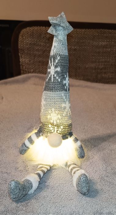 Świąteczny skrzat świecący w kolorze szarym wys.ok.32cm