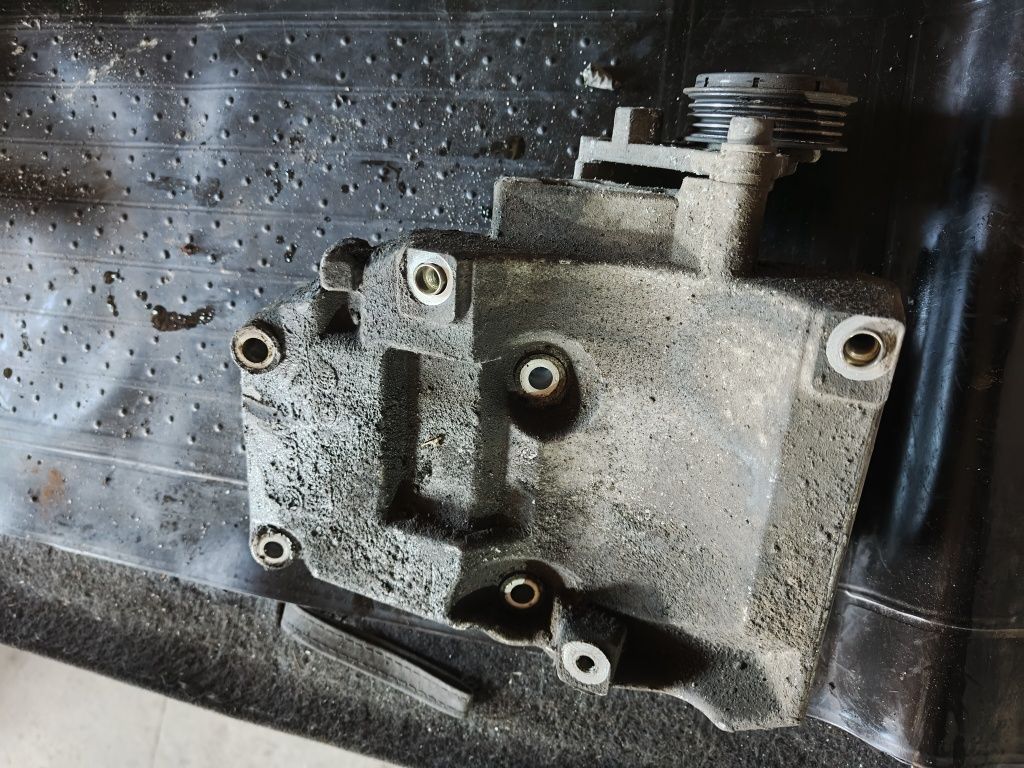 Łapa mocowanie alternatora sprężarki volkswagen passat B5 audi A4 b5
