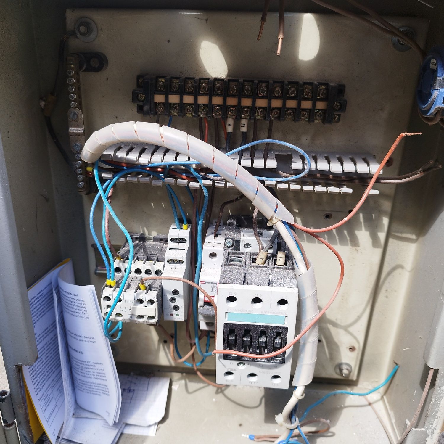 Szafka sterownicza z zainstalowanym regulatorem RE22 Lumel