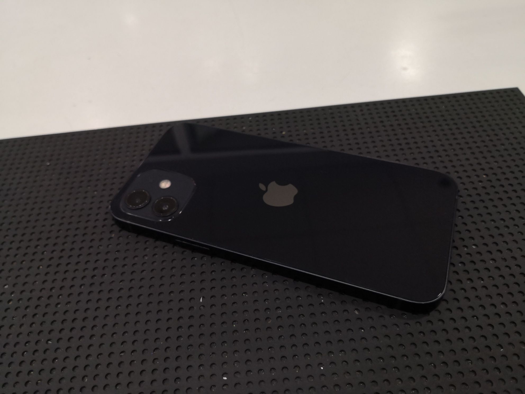 ZADBANY Telefon Apple Iphone 12 64GB Czarny / Black DZIERŻONIÓW