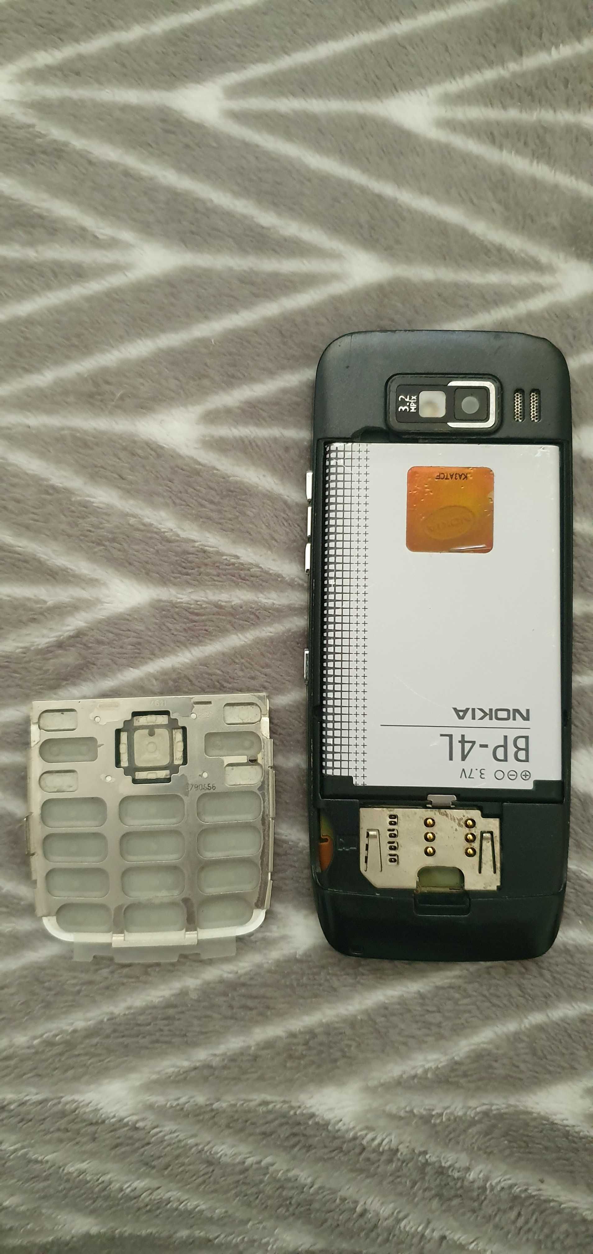 Zepsuta Nokia e52 na części. Klawiatura, bateria, ekran.