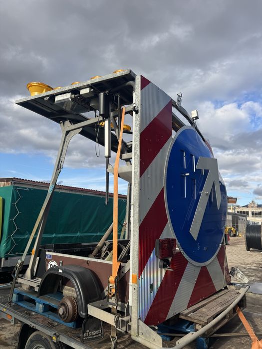 Przyczepa Nissen  drogowa, ostrzegawcza, sygnalizacyjna.