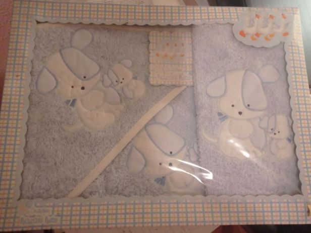 Vendo coleção de toalha de banho e babetes para bebé (NOVO)