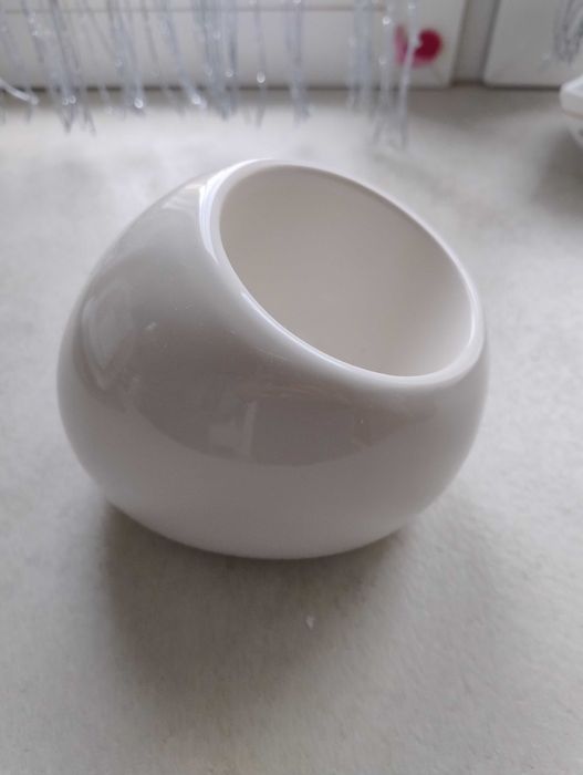 Ceramiczny pojemnik na szczotkę do WC.