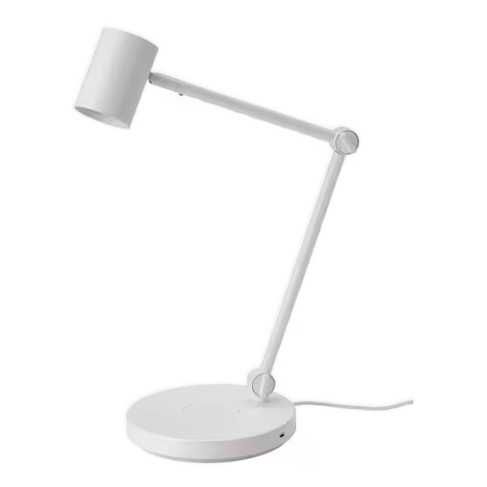 lampa biurkowa z ładowaniem indukcyjnym IKEA z portem USB-C