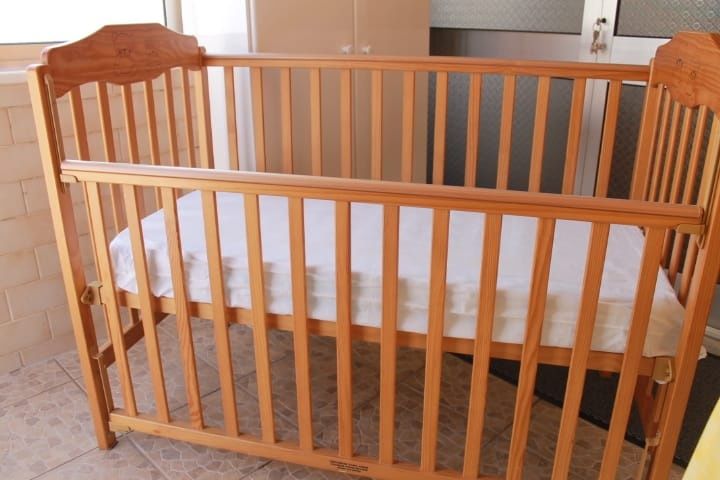 Berço de bebê de madeira 100x70