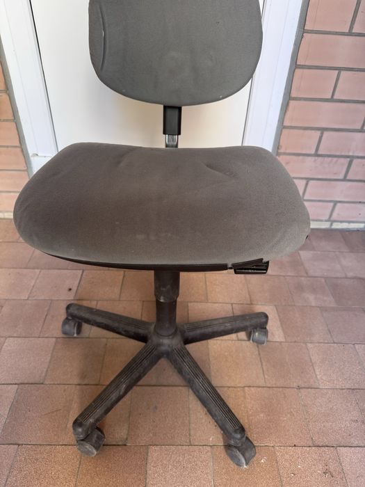 Продам стілець на колесах.